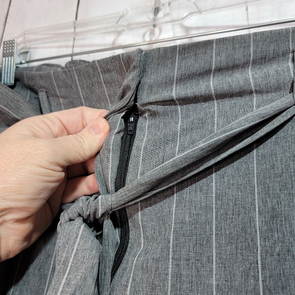 New! Calvin Klein Women's Gray Pinstripe Belted Pants Size XL. Condition is New - Picture 5 of 10